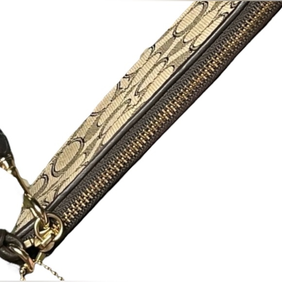 Coach Horse and Carriage corner zip wristlet with gift bag and bowđ„ - Picture 8 of 15